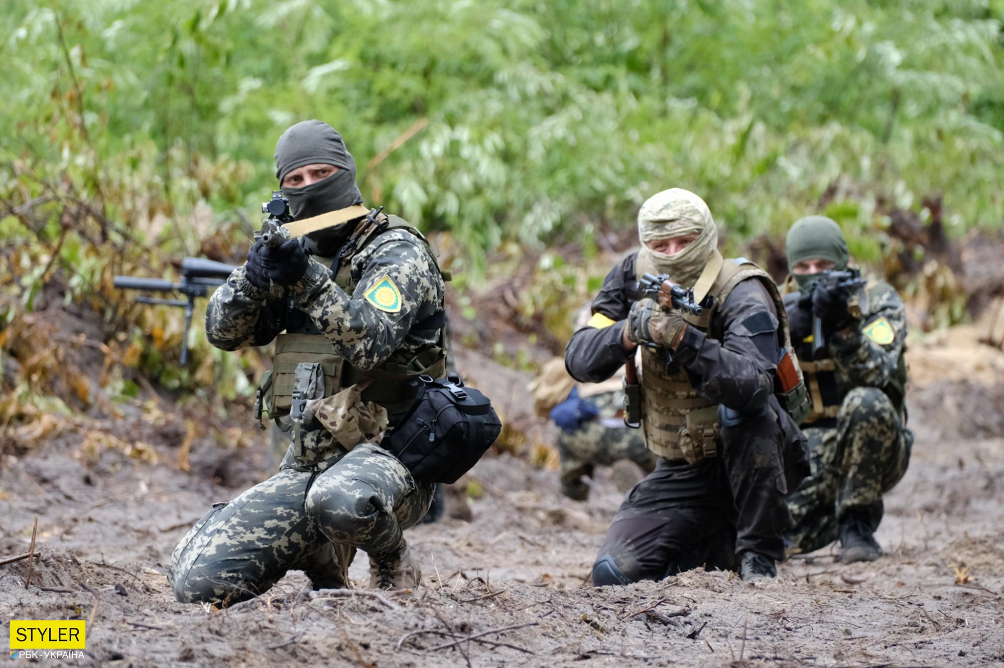 Тут ховалися 15 тисяч окупантів, а зараз тренуються бійці ТрО: сильні фото з навчального табору біля Бучі